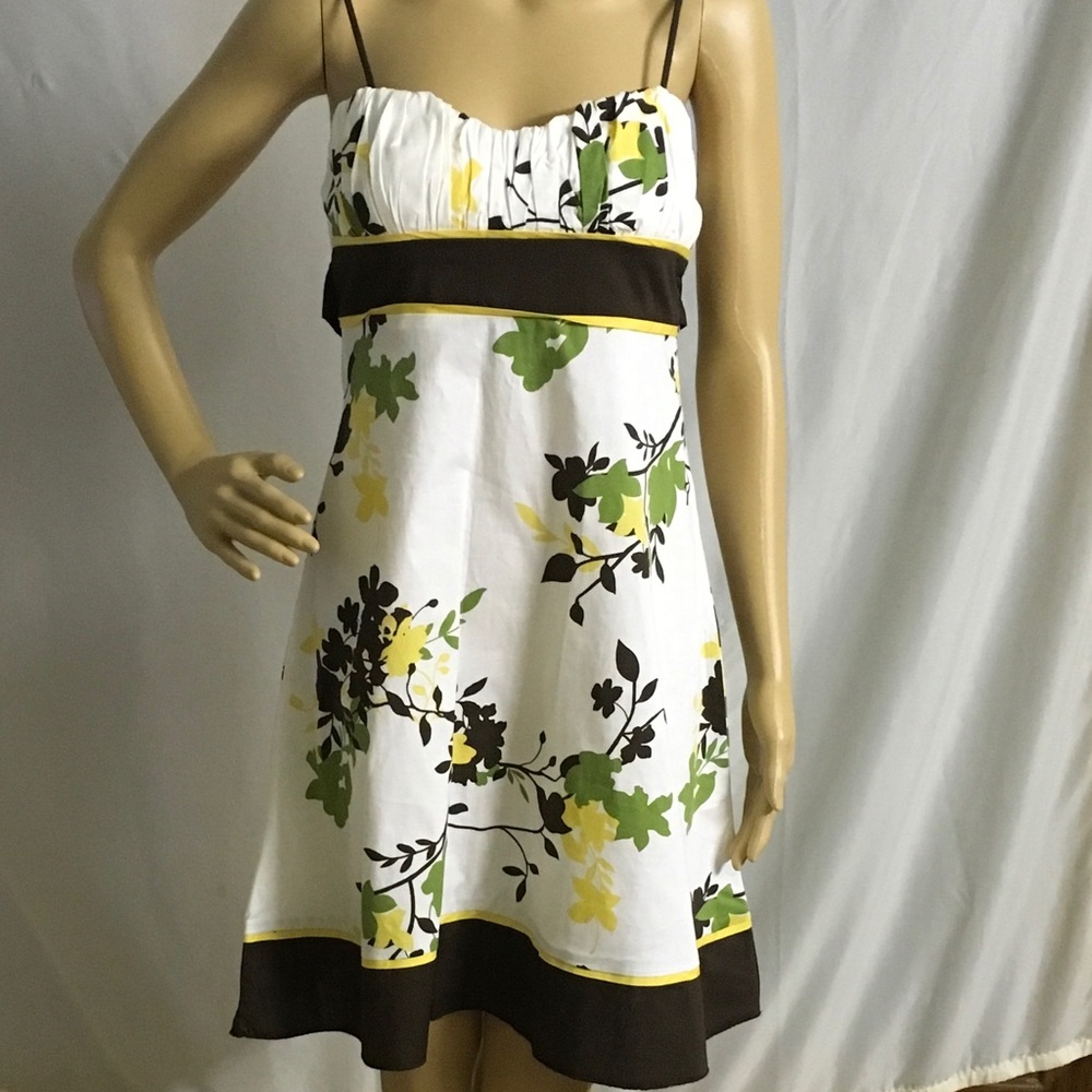 Offers?🌟2/$24 stunning white flower sundress🌟